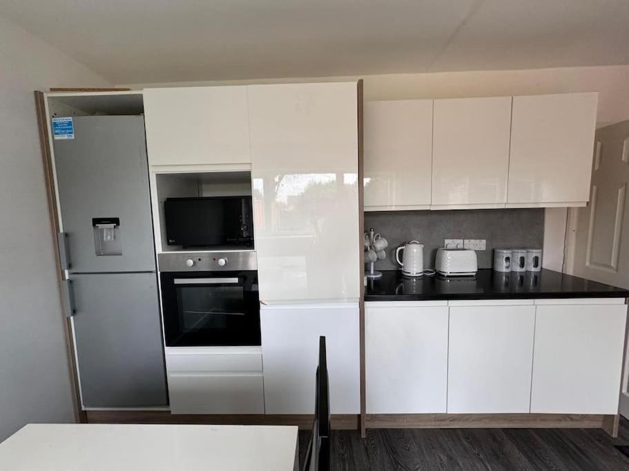 3 Bedroom Modern House In Luton Lu4 0Ty - Amazon Prime Exterior photo